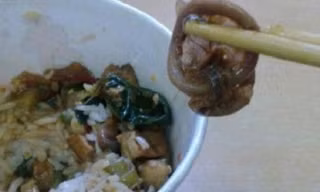 Sinh viên TQ 'ngã ngửa' vì... bao cao su trong cơm