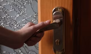 Liên tục nghe thấy tiếng gõ cửa giữa đêm, người dân cả một khu vực sợ đến không dám ngủ
