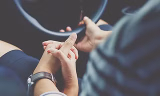 Chỉ cần hỏi một câu này, bạn sẽ biết ngay người yêu mình có tính thích kiểm soát hay không