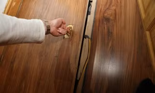 Mua nhà xong phát hiện ra một căn phòng bí mật, chủ nhà mở cửa rồi sợ hãi chỉ muốn bỏ đi
