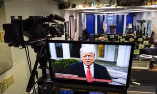 Tổng thống Trump chưa hết nhiệm kỳ, Twitter đã ra tay xóa bài đăng, khóa tài khoản của ông