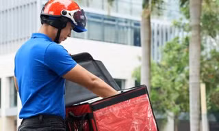 Người giao hàng gọi điện liên tục nhưng luôn im lặng, mãi khách mới hiểu sự thật bất ngờ