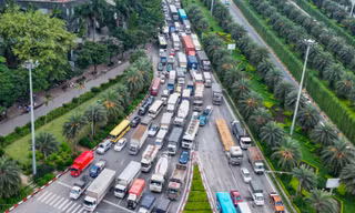 Ùn tắc kéo dài hàng km trên Đại lộ Thăng Long