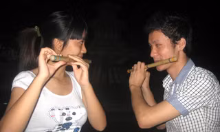 Thổi sáo và giao lưu kết bạn. Ảnh: D.N