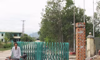 Anh Vũ Văn Tá trước cổng NMCBNSXK Phú Túc Ảnh: H.K