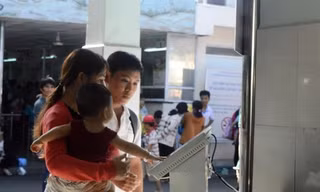 Người bệnh sử dụng máy điện tử để phán ánh điều không hài lòng lên Sở Y tế.