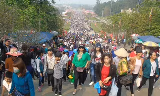 Hàng triệu người hành hương về Đền Hùng thắp hương dịp Giỗ Tổ hằng năm 