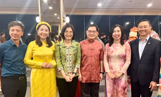 Thứ trưởng Bộ Ngoại giao gặp gỡ bà con người Việt tại Singapore đầu năm mới Ất Tỵ 