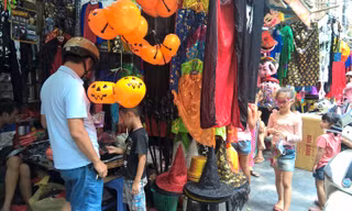 Dịp lễ hội Halloween, các cửa hàng trên phố lại đắt khách