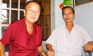 Ông Nguyễn Trung Sơn (trái) và Phạm Văn Khi - những tay súng tiêu diệt hai tên cướp