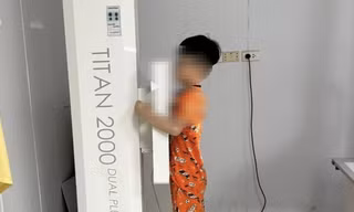 Chị Chử Ngọc Ly cho con trai đi khám sức khỏe sau khi tham gia trại hè tại Làng Háo Hức 