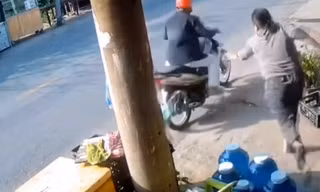 CLIP: Thanh niên mua 2 thùng bia rồi rú ga bỏ chạy, bà chủ đuổi theo ngã bị thương