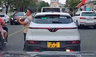 TPHCM 24/7: Lưu ý mới về cấp đổi giấy phép lái xe; Thản nhiên dừng ô tô giữa phố, đứng hút thuốc