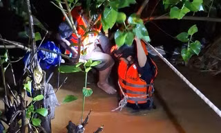 Mưa như trút, đường phố Đà Nẵng ngập nặng