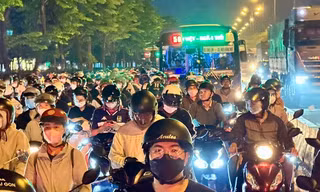 TP Thủ Đức: Ngã tư Bình Thái ken đặc xe máy, ô tô, người đi đường 'nghẹt thở'