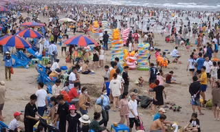 Bãi biển Vũng Tàu đông chưa từng có, khách vẫn đang đổ về nườm nượp