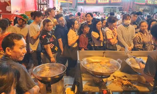Bà chủ tàu hủ vàng mỗi năm bán 1 lần gây sốt ở TPHCM nói điều bất ngờ