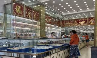 Cảnh tượng lạ lùng ở nhiều tiệm vàng tại TPHCM