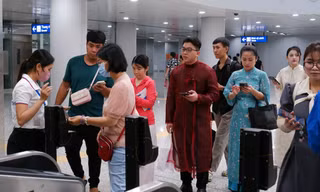 Ngày đầu quẹt thẻ, quét mã QR đi metro TPHCM ra sao?