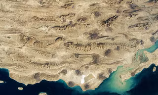 Bên dưới Iran và Iraq, vỏ Trái Đất đang tách đôi