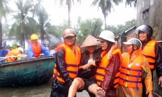 Miền Trung vật lộn trong mưa lũ
