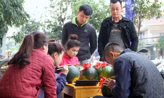 Những ngày cận Tết, nhiều nhóm bạn trẻ ở Hà Tĩnh nhập dưa hấu về, sau đó khắc chữ, hình thần tài, 12 con giáp lên quả theo yêu cầu của khách.