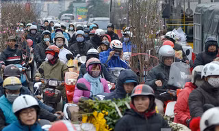 Những ngày giáp Tết Bính Thân, đường Âu Cơ (Tây Hồ, Hà Nội) dẫn vào chợ hoa Quảng An thường xuyên trong tình trạng ùn ứ giao thông kéo dài.