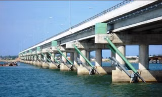 Đập ngăn mặn Thảo Long phía hạ nguồn sông Hương được yêu cầu xả nước ngọt khẩn để điều tiết môi trường, tăng lượng ô xy cho vùng đầm phá Tam Giang và khu vực cửa biển Thuận An.