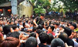 Hàng trăm trai tráng tranh nhau cướp bông ở Hà Nội