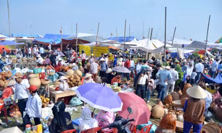 Chiều 14/2 (mồng 7 tháng Giêng) hàng nghìn người đổ về chợ Viềng (Trung Thành, Vụ Bản, Nam Định) “mua may bán rủi” trong phiên chợ chỉ họp một lần trong năm.