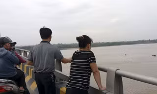 Khu vực cầu Phù Đổng nơi nạn nhân rơi xuống sông Đuống mất tích.