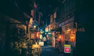 Thủ đô Tokyo là thành phố bận rộn bậc nhất thế giới, nhịp sống ban ngày của nơi này dù hối hả đến đâu thì khi đêm xuống nó vẫn mang trong mình nét trầm mặc với những ánh đèn lung linh. 