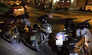 Trên 4 chiếc xe máy có nhiều túi mắm tô, dầu luyn, khóa xích.