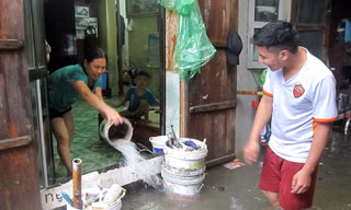 Cơn mưa lớn kéo dài nhiều tiếng đồng hồ ngày 19/8 khiến cho nhiều tuyến đường của Thủ đô chìm trong biển nước.