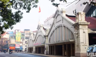 Chợ Đồng Xuân vắng lặng không còn cảnh tấp nập người qua lại như ngày thường.