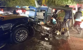 Xế hộp Range Rover tông liên hoàn, ép nhiều xe máy vào gốc cây