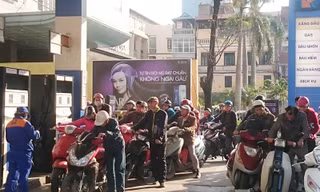 Chiều 29 Tết nhiều người đi đổ xăng khiến các điểm bán xăng đông nghịt người.