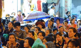 Trời mưa, nhưng nhiều người đã có mặt từ rất sớm tại chùa Phúc Khánh để dự lễ Vu Lan.