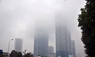 Hà Nội mờ ảo trong màn sương mù