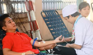 Anh Lê Quang Hiền tham gia hiến máu tình nguyện.