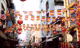Đường phố trang hoàng cho ngày Tết.