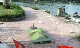Thi thể người đàn ông được đưa lên bờ.