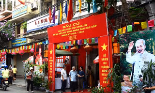 Tại các điểm bầu cử được trang trí từ trước đó.