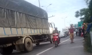 Tình trạng xe ôm đi vào cao tốc, xe khách dừng đỗ đón trả khách xuất hiện nhan nhản trên cao tốc Pháp Vân - Cầu Giẽ.