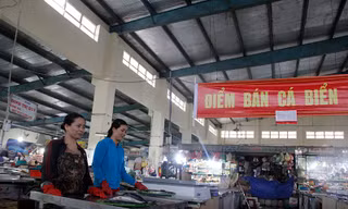 Đến trưa 3/5, lượng cá qua kiểm nghiệm của tiểu thương chợ Hòa Khánh đã được người dân mua hết, chỉ còn lại vài kg. Ảnh: Thanh Trần.