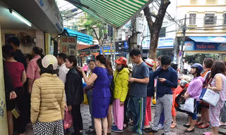 Xếp hàng dài trên vỉa hè chờ mua bánh trôi bánh chay trong ngày Tết Hàn thực.