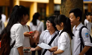Thí sinh sau giờ thi môn Toán chiều nay, 23/6. Ảnh: Như Ý