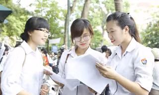 Thí sinh sau giờ thi môn Tiếng Anh sáng 4/6. Ảnh: Như Ý