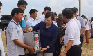 Bộ trưởng Nguyễn Thị Kim Tiến trao tủ thuốc cho ngư dân xã Cẩm Nhượng. 