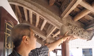 Anh Lã Hữu Nghiêm giới thiệu những nét chạm khắc tại ngôi nhà cổ của gia đình ở Cốc Thôn